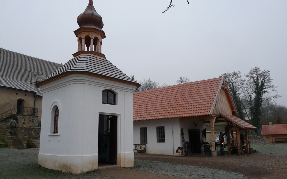 N�ves s kapli�kou